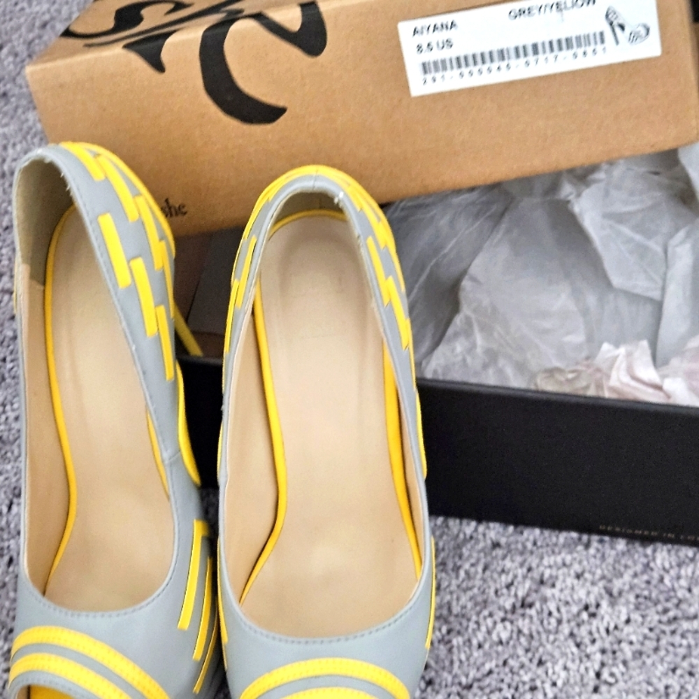 EUC BEAU + ASHE AIYANA, 8.6 US, GREY/YELLOW